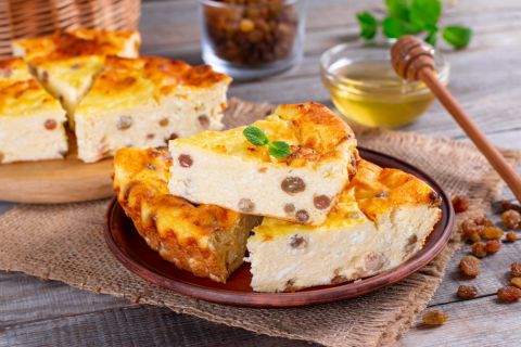 Slatka pita sa sirom i rezancima: Starinska pita koja će sve oduševiti ukusom (RECEPT)