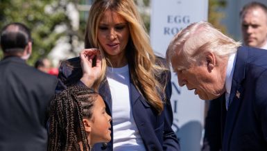 МЕЛАНИЈА СЕ ПОЈАВИЛА ПОНОВО БЕСПРЕКОРНО ОБУЧЕНА: Обукла панталоне у боји слоноваче и морнарску јакну, ово морате да видите! (ФОТО)