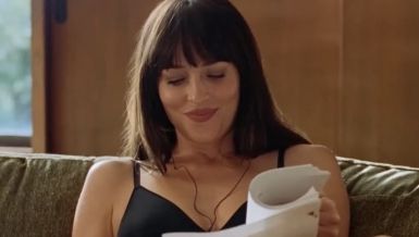 UHVAĆENI U STRASTVENOM ZAGRLJAJU: Dakota Džonson ne skida ruke sa osam godina mlađeg frajera! (VIDEO)