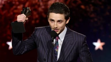 TIMOTI ŠALAME JOJ JE KONAČNO PRED SVIMA REKAO DA JE VOLI: Uzeo važnu nagradu, pa izjavio ljubav Kajli Džener (FOTO) 