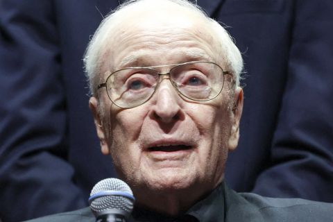 STIGAO U KOLICIMA, SVIMA KRENULE SUZE: Legendarni glumac uz emotivan govor put otišao u penziju! 