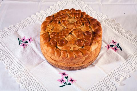 SLAVSKA POGAČA SA POMORANDŽINOM KOROM: Malo drugačiji način pripreme tradicionalnog kolača 