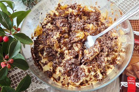 KARAMEL KREMASTA PASTA SA ČOKOLADNIM PRELIVOM: Desert koji vraća u detinjstvo (VIDEO)