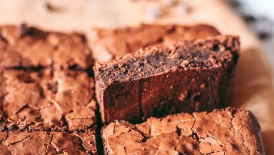 PRAVI SE OD SAMO JEDNE SMESE: Napravite ovaj ukusan, sočan i mirisan čokoladni kolač za kojim su svi poludeli (RECEPT)