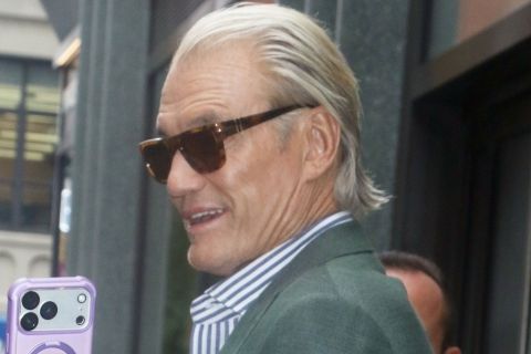 NAZIVAJU GA NAJINTELIGENTNIJIM GLUMCEM, A ON NE PRESTAJE DA ŠOKIRA: LJubi 38 godina mlađu i otvoreno govori o prošlosti (FOTO)