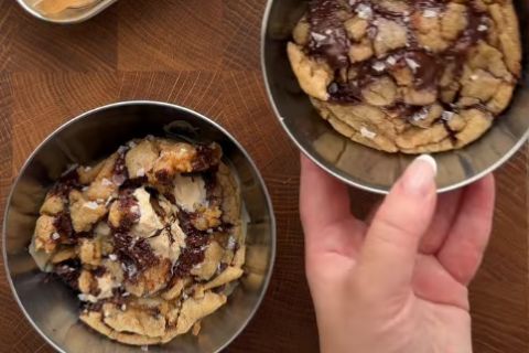 VRUĆI KEKS SA ČOKOLADOM POSLUŽEN PREKO SLADOLEDA OV VANILE JE NOVI VIRALNI RECEPT: Evo kako se pravi 
