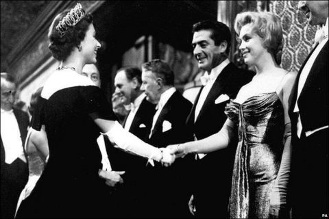 ISTORIJSKA SLIKA: Merilin Monro je imala samo jednu želju, da upozna kraljicu Elizabetu Drugu: Evo kako je izgledao njihov susret (FOTO/VIDEO)