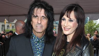 UPOZNALI SU SE NA SCENI, BORILI SE S POROCIMA, RAZVODILI ALI OPSTALI: Najkontroverziji rokenrol par se venčao i napravio ZLATNU SVADBU!