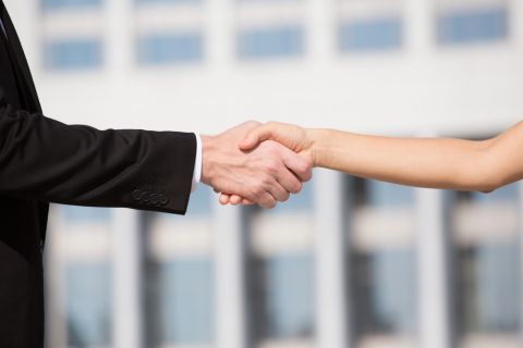 ŠTA NAČIN NA KOJI SE RUKUJEMO GOVORI O NAMA? Psiholozi kažu da jedan gest kvari prvi utisak 