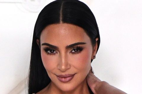 KIM KARDAŠIJAN U HALJINI KOJA JE ZASENILA SVE: Neobičan print i ekstremno provokativni detalji privukli sve poglede (FOTO)
