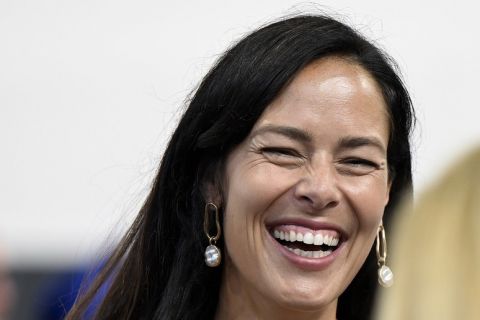 ANA IVANOVIĆ PROŠETALA U BEOGRADU KOMAD KOJI NIKADA NEĆE IZAĆI IZ MODE: Ove čizme su SVE! (FOTO)