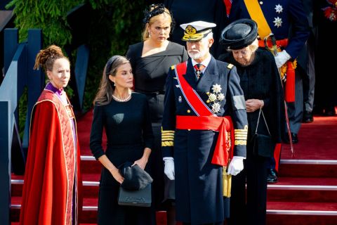 MOČ, ELEGANCIJA I JEDAN NEOČEKIVAN POTEZ: Dve kraljice dominirale na sahrani norveškog kralja (FOTO)