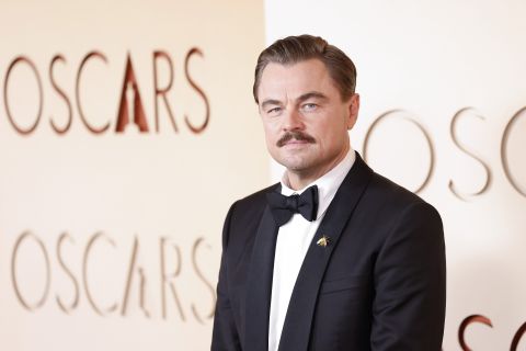 LEONARDO DIKAPRIO POKAZAO NIKAD KRUPNIJU FIGURU NA PLAŽI: Dok je on pozirao, 26 godina mlađa devojka skrivala se peškirom