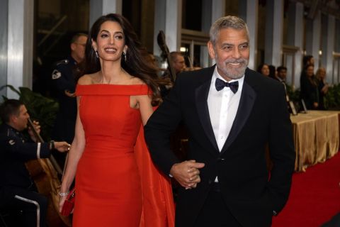 Amal Kluni elegantna u dugačkoj haljini, dok joj Džordž nosi plašt: Par ponovo oduševio zajedno (FOTO)