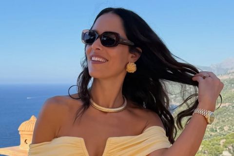 ANA IVANOVIĆ ZALUDELA SVE IZAZOVNIM ŠLICEM: Haljina koja spaja seksepil i eleganciju, a pogled ne može da se odvoji od nje