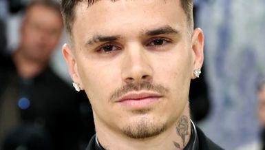 МАМА ГА ГУРАЛА ДА ПОСТАНЕ ФУДБАЛЕР, А ОН ЗАВРШИО У ГЕЈ ФИЛМУ: Како је и други син разочарао Викторију Бекам?