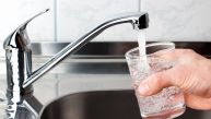 КАКО НЕДОСТАТАК ВОДЕ УТИЧЕ НА МОЗАК, МИШИЋЕ И ИМУНИТЕТ? Тело шаље јасне знакове 