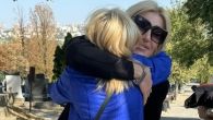ODRŽAN POMEN TOMI ZDRAVKOVIĆU: Udovica došla na groblje sa njegovom ćerkom - od kolega se pojavila samo jedna pevačica