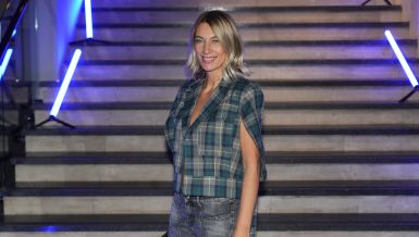 ANA STANIĆ U ŠESTOJ DECENIJI IZGLEDA BOLJE NEGO IKAD: Obukla farmerice koje su hit ovog proleća i koje stoje svakoj ženi (FOTO)