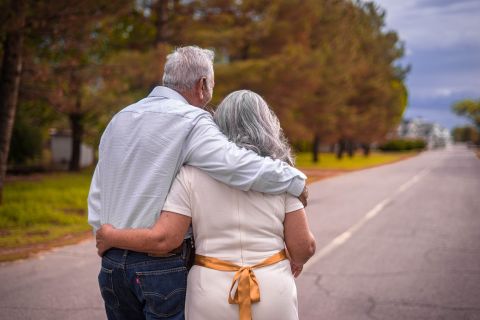 ZA LJUBAV NIKAD NIJE KASNO: Verili su se pre 60 godina, a sada su se KONAČNO u desetoj deceniji venčali (FOTO)