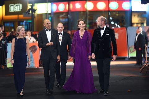 DA LI JE OVO NJENO NAJBOLJE IZDANJE DO SADA? Kejt Midlton na premijeri filma Toma Kruza blistala u haljini od koje zastaje dah (FOTO) 