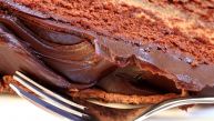 KOLAČ ZA 10 MINUTA KOJI SVI OBOŽAVAJU: Švedski Kladdkaka je hrskav spolja, a iznutra neodoljivo kremast (RECEPT)