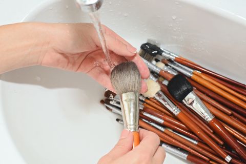 Koliko često treba da čistite ČETKICE ZA ŠMINKU? Jedno sredstvo iz kuhinje bi moglo da vam pomogne 