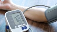 3 JUTARNJE NAVIKE KOJE TREBA DA IZBEGAVAJU SVI SA VISOKIM PRITISKOM: Doktori ih zaobilaze u širokom luku 