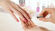 NAJBOLJE BOJE LAKOVA ZA NOKTE ZA ŽENE NAKON 40. GODINE: Elegantne su i čine ruke mlađim 