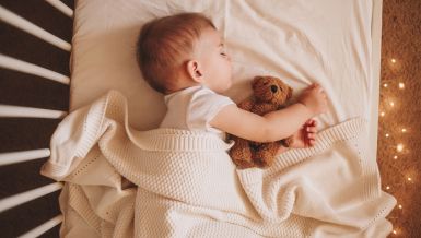 До када беба не сме да спава на јастуку? Безбедно је тек од овог периода 