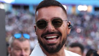 У 55. ГОДИНИ ИЗГЛЕДА УПОЛА МЛАЂЕ, ДИВЕ МУ СЕ И ПЛАСТИЧНИ ХИРУРЗИ: 3 јутарње навике због којих Рикију Мартину не треба затезање лица и ботокс