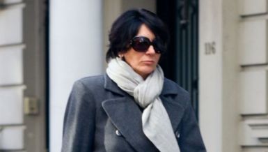 SVEDOK IH JE VIDEO KAKO JE DRŽI ZA RUKU, JEDAN DETALJ LEDI KRV: Sumnja se da je Epstajnova dugogodišnja devojka umešana u otmicu malene Medi Mekejn