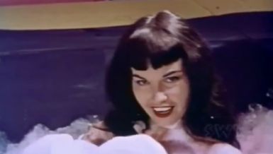 БИЛА ЈЕ НАЈПОЗНАТИЈА ПИН-УП ДЕВОЈКА НА СВЕТУ, ЈЕДНА СМРТ ЈЕ ПРОМЕНИЛА СВЕ: У време кад су жене криле колена, она је показивала – све! (ФОТО)