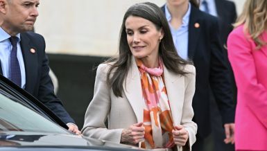 КРЉИЦА ЛЕТИЦИЈА НЕ ОДУСТАЈЕ ОД СЕДЕ КОСЕ И ОДЛИЧНО ЈОЈ СТОЈИ: Појавила се у пролећном оделу и ципелама које су се вратиле на велика врата (ФОТО) 