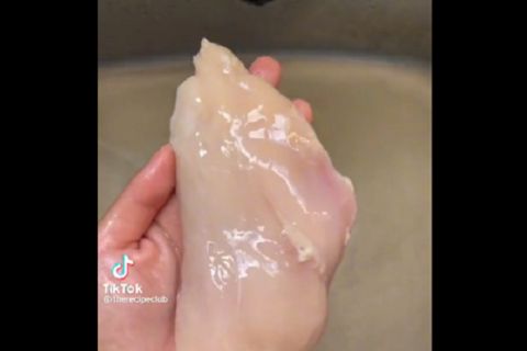 Snimak koji će vas zgroziti: Žena pokazala kako sprema piletinu, ljudi komentarišu - "Mora da se šali" (VIDEO)