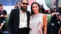TAMARA KALINIĆ SE POJAVILA SA SVOJIM MUŽEM NA FESTIVALU U VENECIJI: Lepa Srpkinja nikad nije bila ovoliko zavodljiva (FOTO)