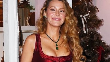 IMA ČETVORO DECE I SKANDAL IZA SEBE, A SINOĆ JE ODUŠEVILA NJUJORK: Obukla prelepe dve Božićne kombinacije!