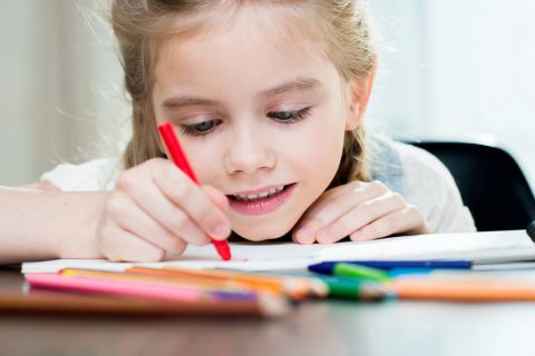 DETE UVEK BIRA ISTU BOJU KADA CRTA? Evo šta to govori o njemu 