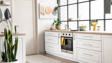 4 BOJE ZA KUHINJU KOJE DIZAJNERI VIŠE NE ŽELE DA VIDE: Veliki trend sa početka 2000-ih ide u prošlost 