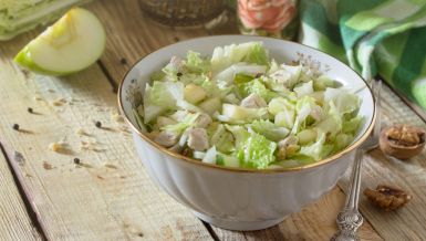 КАКО СЕ СПРЕМА ВЛАДОРФ САЛАТА: Одлична је за све који желе лагани оброк