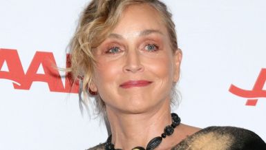 ШЕРОН СТОУН БЕЗ ДЛАКЕ НА ЈЕЗИКУ, УЖИВО ИЗБЛАМИРАЛА ИНФЛУЕНСЕРЕ: \