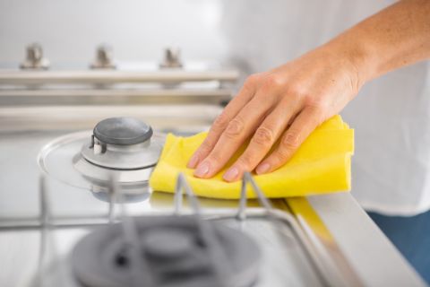 Bez hemikalija: TikTokerka otkrila kako da očistite šporet uz pomoć sastojaka koje već imate u kući (VIDEO)