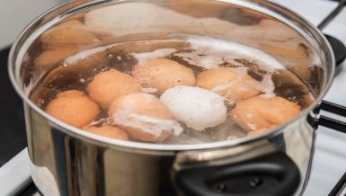 КАКО ДА ЈАЈА НЕ ПУКНУ ТОКОМ КУВАЊА? Обично правимо неколико грешака 