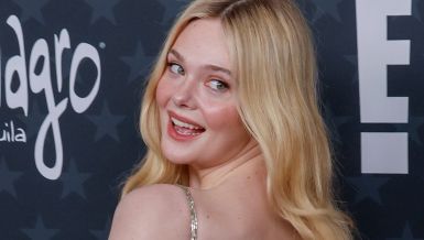 НАПОКОН ПРИРОДНА ЛЕПОТА НА ЦРВЕНОМ ТЕПИХУ: Глумица показала како изгледа нормално женско тело без исрцпљујућих дијета, вежбања, ботокса и операција