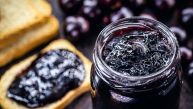 РЕЦЕПТ ЗА ДЖЕМ ОД ЦРНОГ ГРОЖЂА: Даће посебан укус палачинкама и колачима 