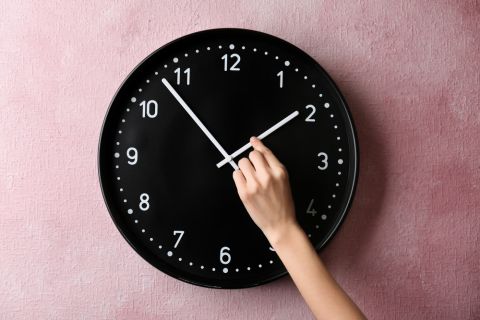 Sutra počinje LETNJE RAČUNANJE VREMENA: Zbog čega zapravo pomeramo sat? Ideja koja je prvi put nastala u 18. veku