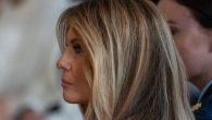 MELANIJA U POSETI AZIJI NIŽE STAJLINGE KOJI ODUZIMAJU DAH: Ono što je obukla za šetnju Kineskim zidom je vrhunac stila! (FOTO)