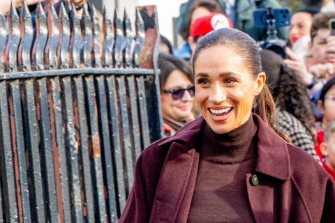MEGAN MARKL PROŠETALA LONDONOM I SVI GLEDAJU U NJENE FARMERKE: Posle blama sa džinovskim pantalonama priredila iznenađenje