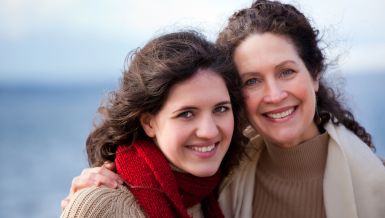 EVO KADA POČINJEMO DA LIČIMO NA SVOJE MAJKE: Istraživanje otkrilo TAČNU GODINU