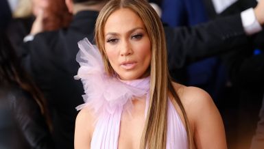 DžENIFER LOPEZ JE OBUKLA OVU HALJINU NA GREMIJU PRE 26 GODINA I ISPISALA ISTORIJU: Stilistkinja pokušala da je odgovori